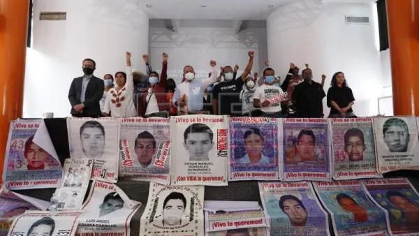 Familiares de los 43 desaparecidos de Ayotzinapa Familiares de los 43 desaparecidos de Ayotzinapa