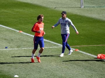 Simeone y Griezmann durante un entrenamiento del Atlético de Madrid.