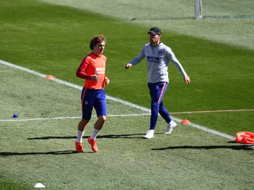 Simeone y Griezmann durante un entrenamiento del Atlético de Madrid. Simeone y Griezmann durante un entrenamiento del Atlético de Madrid.