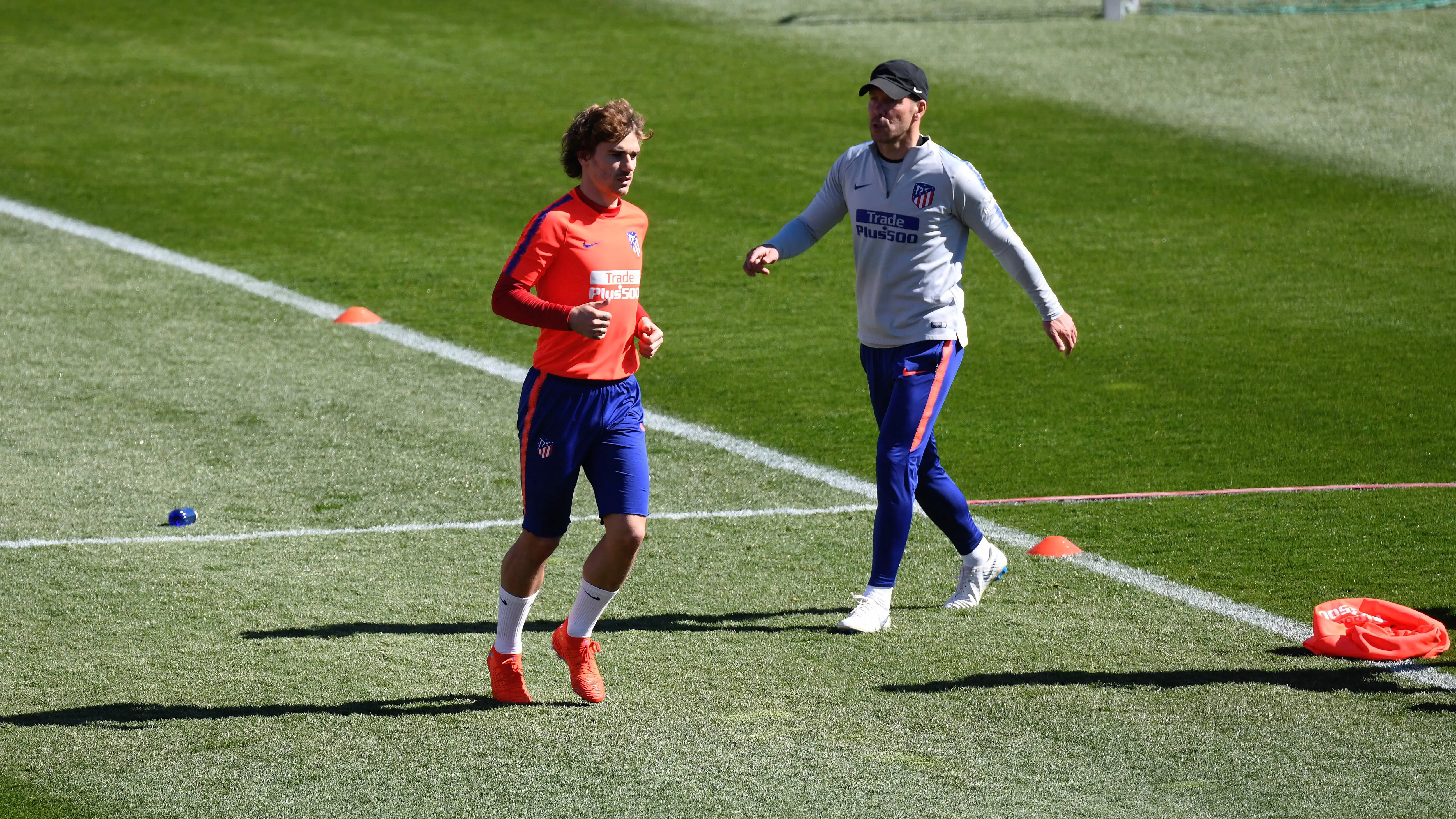 Simeone y Griezmann durante un entrenamiento del Atlético de Madrid. Simeone y Griezmann durante un entrenamiento del Atlético de Madrid.