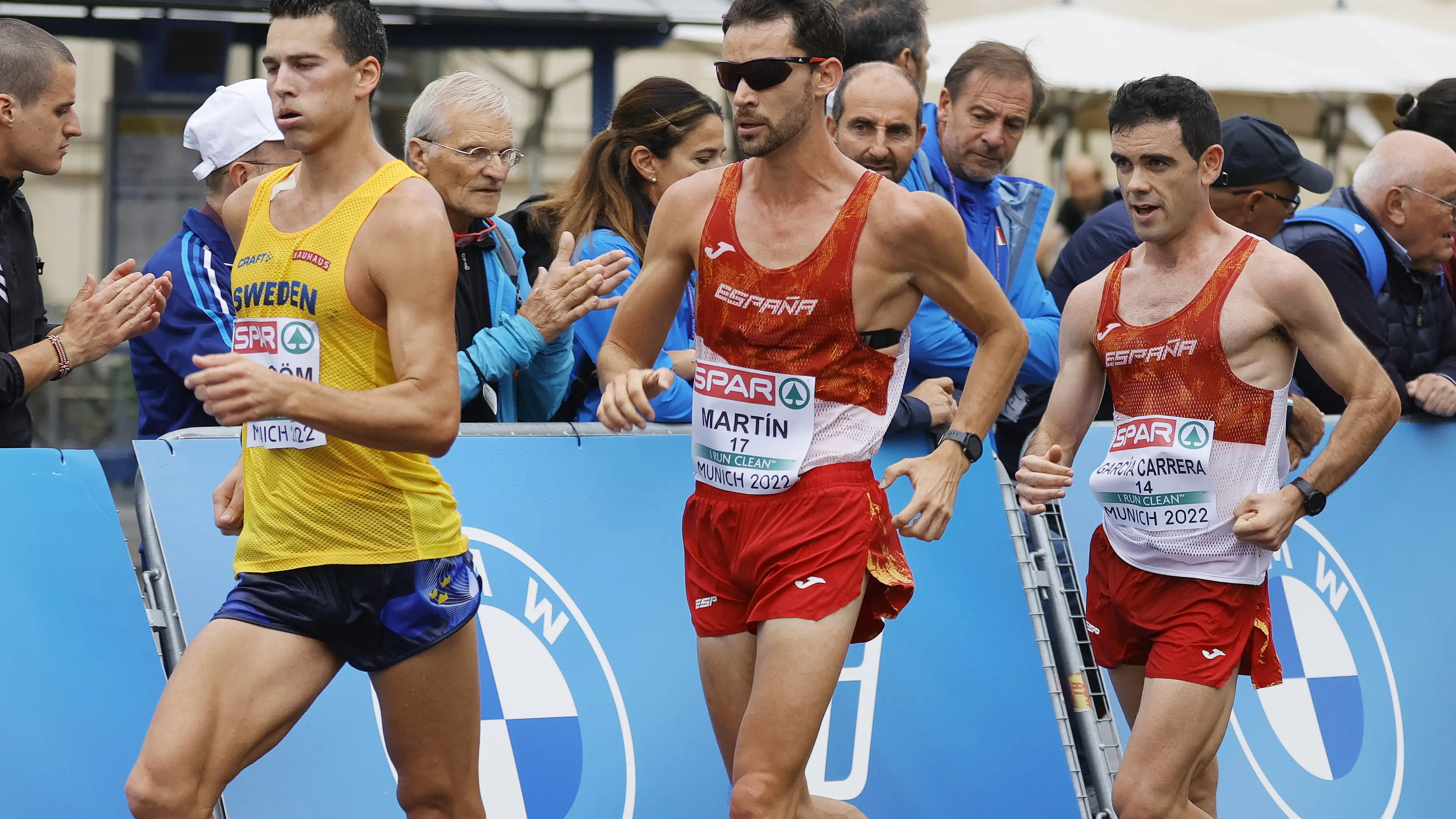 &Aacute;lvaro Mart&iacute;n y Diego Garc&iacute;a Carrera junto a Perseus Kalstrom durante la prueba de 20km marcha del Campeonato de Europa en M&uacute;nich.