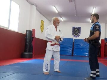 Así es el maestro de judo que lleva cuatro décadas instruyendo a la policía
