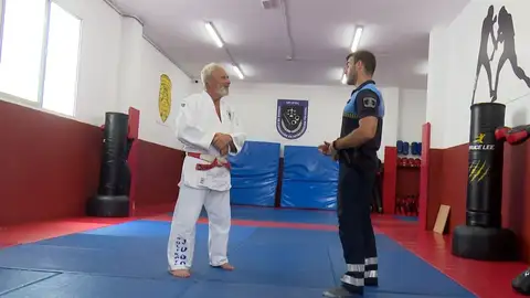Así es el maestro de judo que lleva cuatro décadas instruyendo a la policía Así es el maestro de judo que lleva cuatro décadas instruyendo a la policía