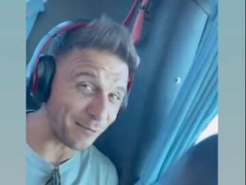 Joaquín anima el viaje en autobús del Betis con un vídeo en el que presenta el 'nuevo tema' del año