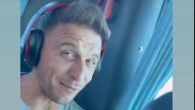 Joaquín anima el viaje en autobús del Betis con un vídeo en el que presenta el 'nuevo tema' del año