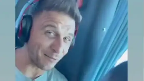 Joaqu&iacute;n anima el viaje en autob&uacute;s del Betis con un v&iacute;deo en el que presenta el 'nuevo tema' del a&ntilde;o