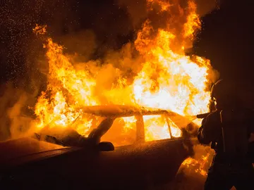 Imagen de un coche en llamas Imagen de un coche en llamas