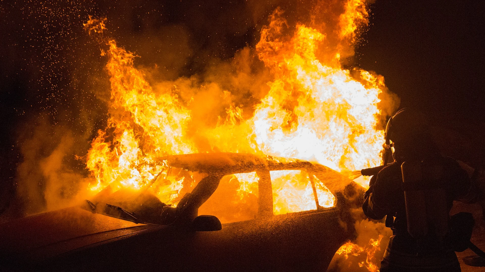 Imagen de un coche en llamas Imagen de un coche en llamas