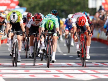 Sam Bennett gana el sprint en la 3ª etapa de la Vuelta a España con final en Breda.