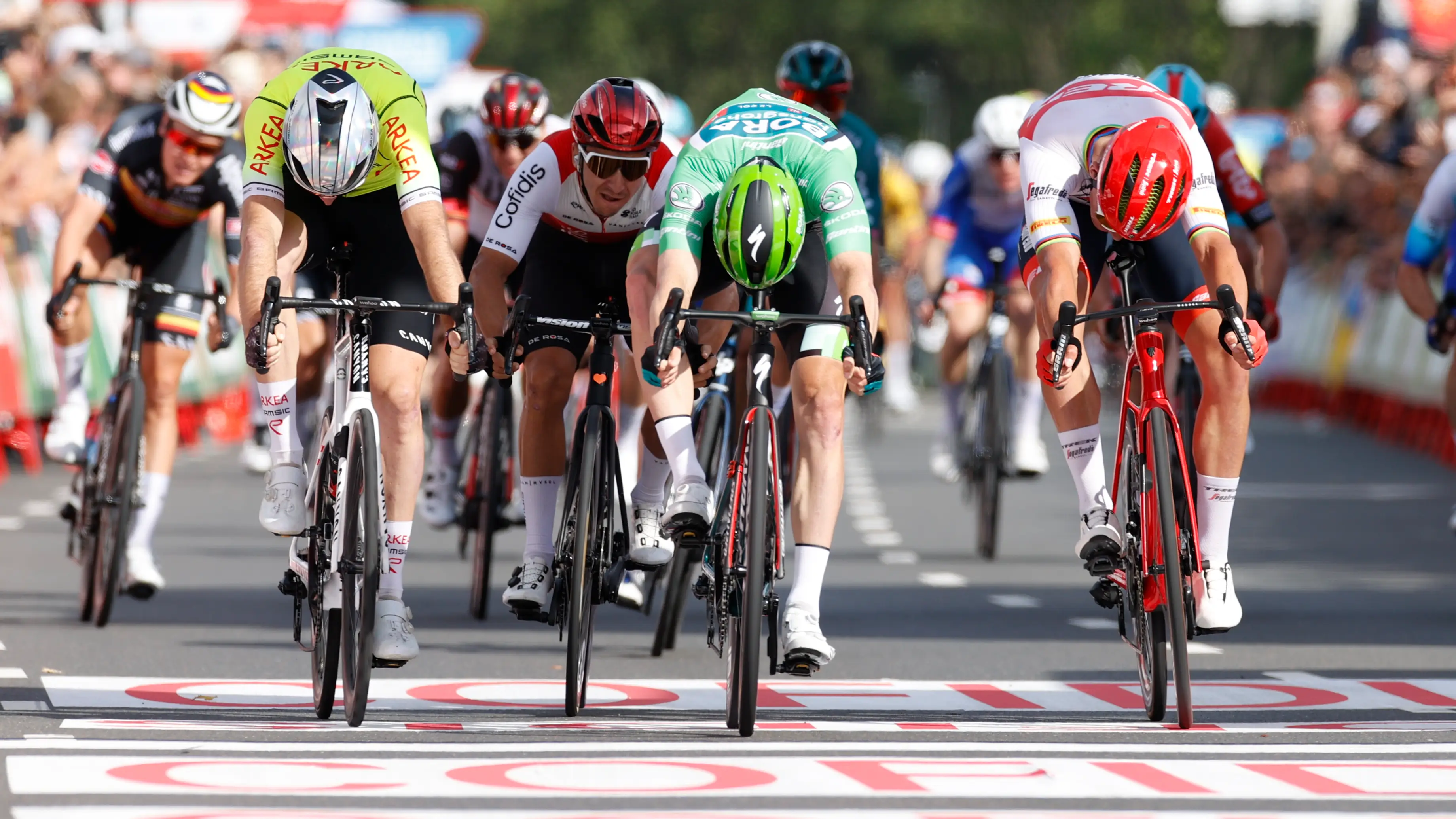 Sam Bennett gana el sprint en la 3ª etapa de la Vuelta a España con final en Breda. Sam Bennett gana el sprint en la 3ª etapa de la Vuelta a España con final en Breda.