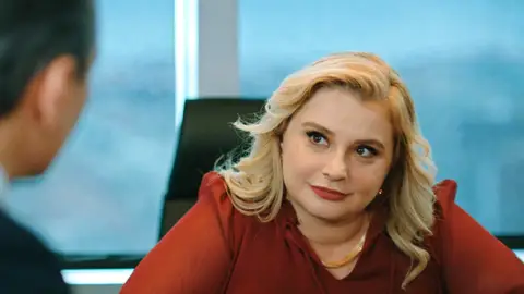 Gönül le deja claro a Volkan quién es la que manda a partir de ahora Gönül le deja claro a Volkan quién es la que manda a partir de ahora