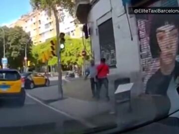 Graban la agresión a un taxista en Barcelona a plena luz del día