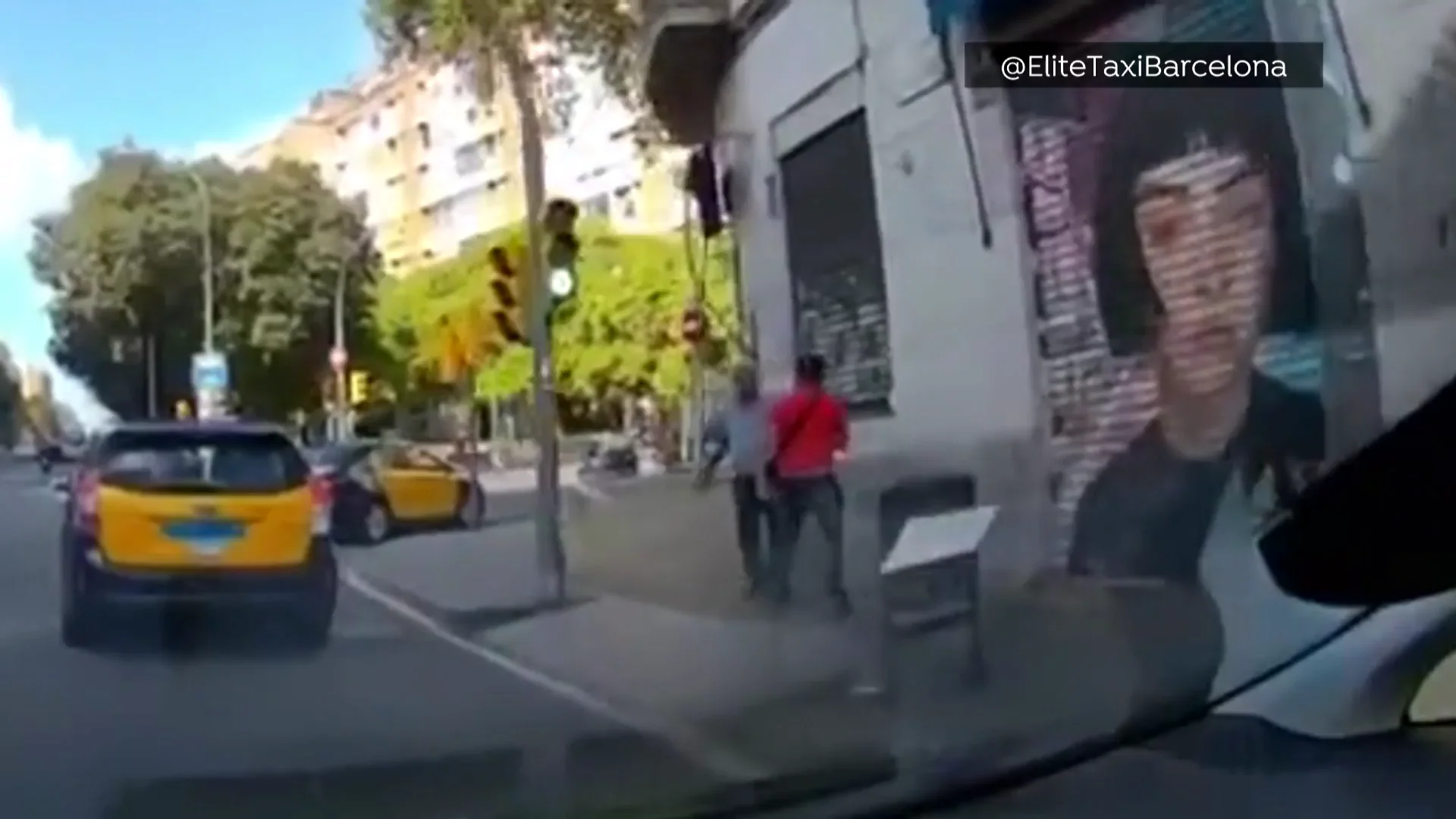 Graban la agresi&oacute;n a un taxista en Barcelona a plena luz del d&iacute;a
