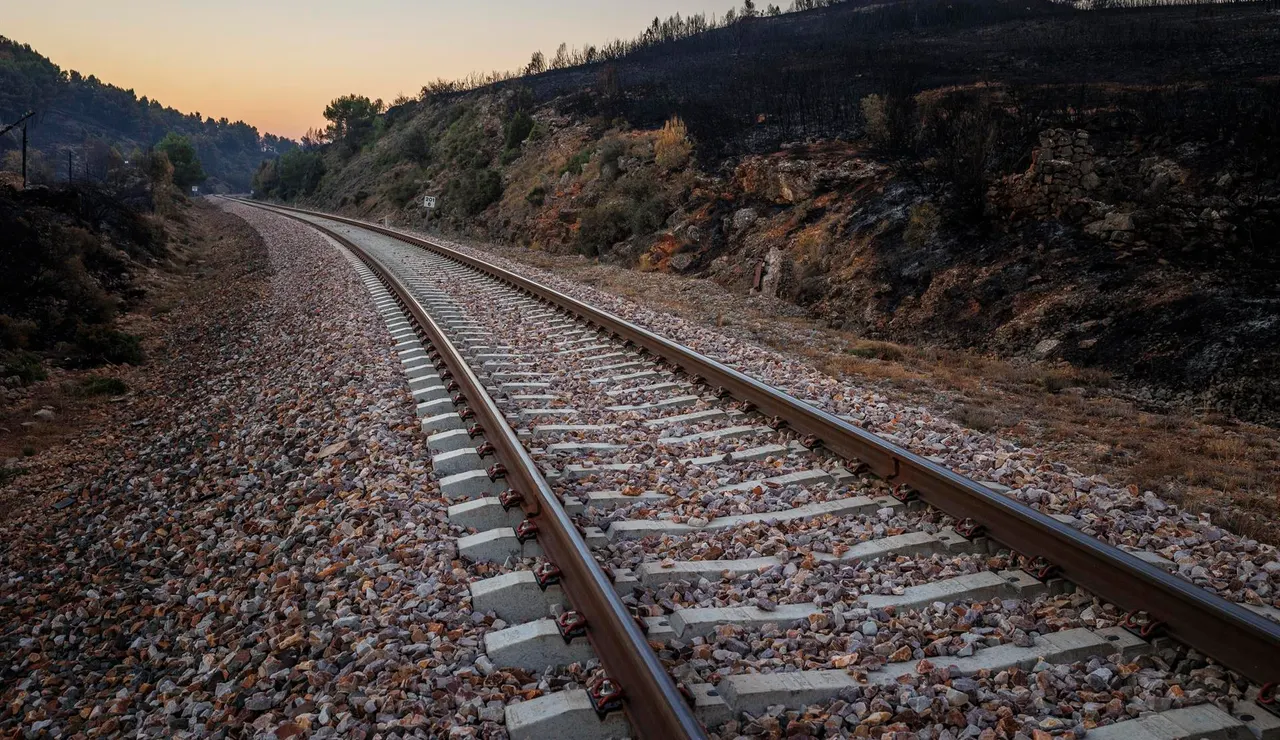 Imagen de archivo de vías de tren