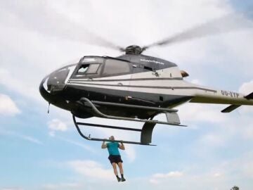 El Récord Guinness de dominadas en un helicóptero en vuelo.