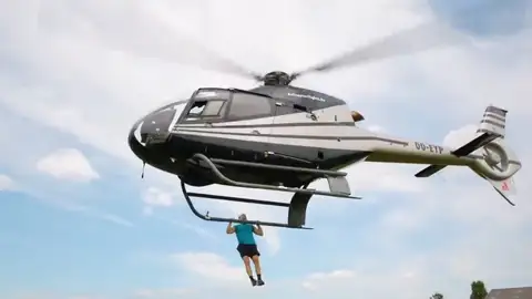 El Récord Guinness de dominadas en un helicóptero en vuelo. El Récord Guinness de dominadas en un helicóptero en vuelo.