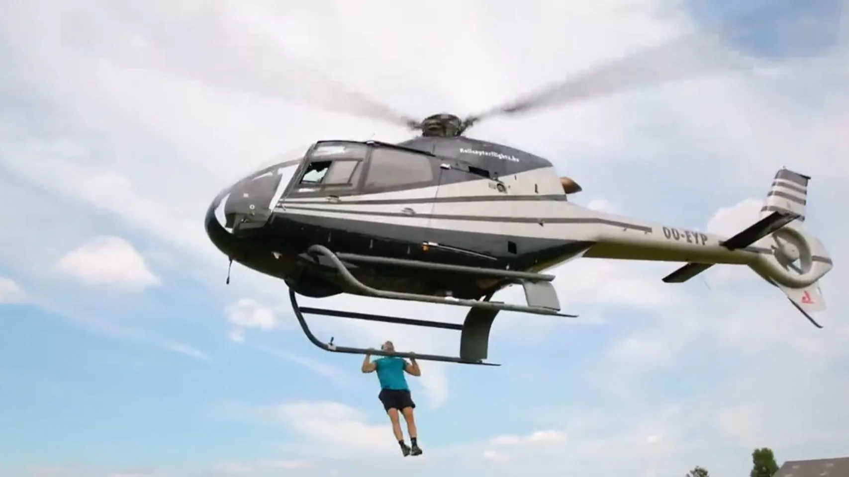 El Récord Guinness de dominadas en un helicóptero en vuelo. El Récord Guinness de dominadas en un helicóptero en vuelo.