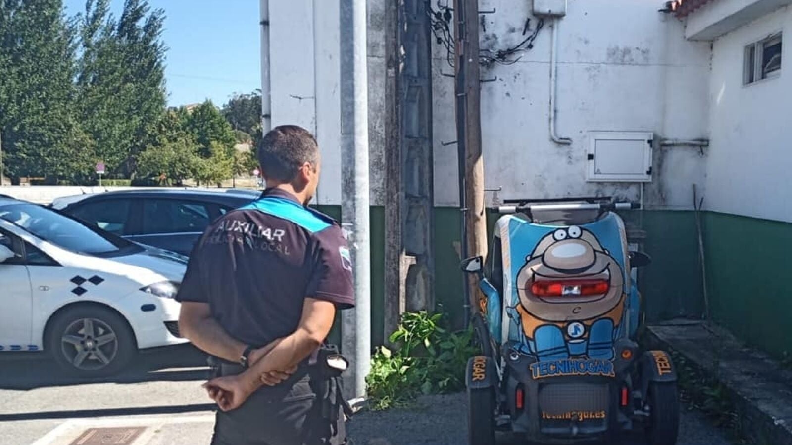 Un electricista engancha su coche a una farola para robar la corriente y recargarlo en Pontevedra
