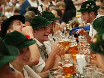 La Oktoberfest también se celebra en varias localidades de España. La Oktoberfest también se celebra en varias localidades de España.