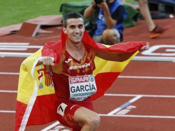 Mariano García hace 'La Moto' tras proclamarse campeón de Europa de 800m en los Campeonatos de Europa de Múnich.