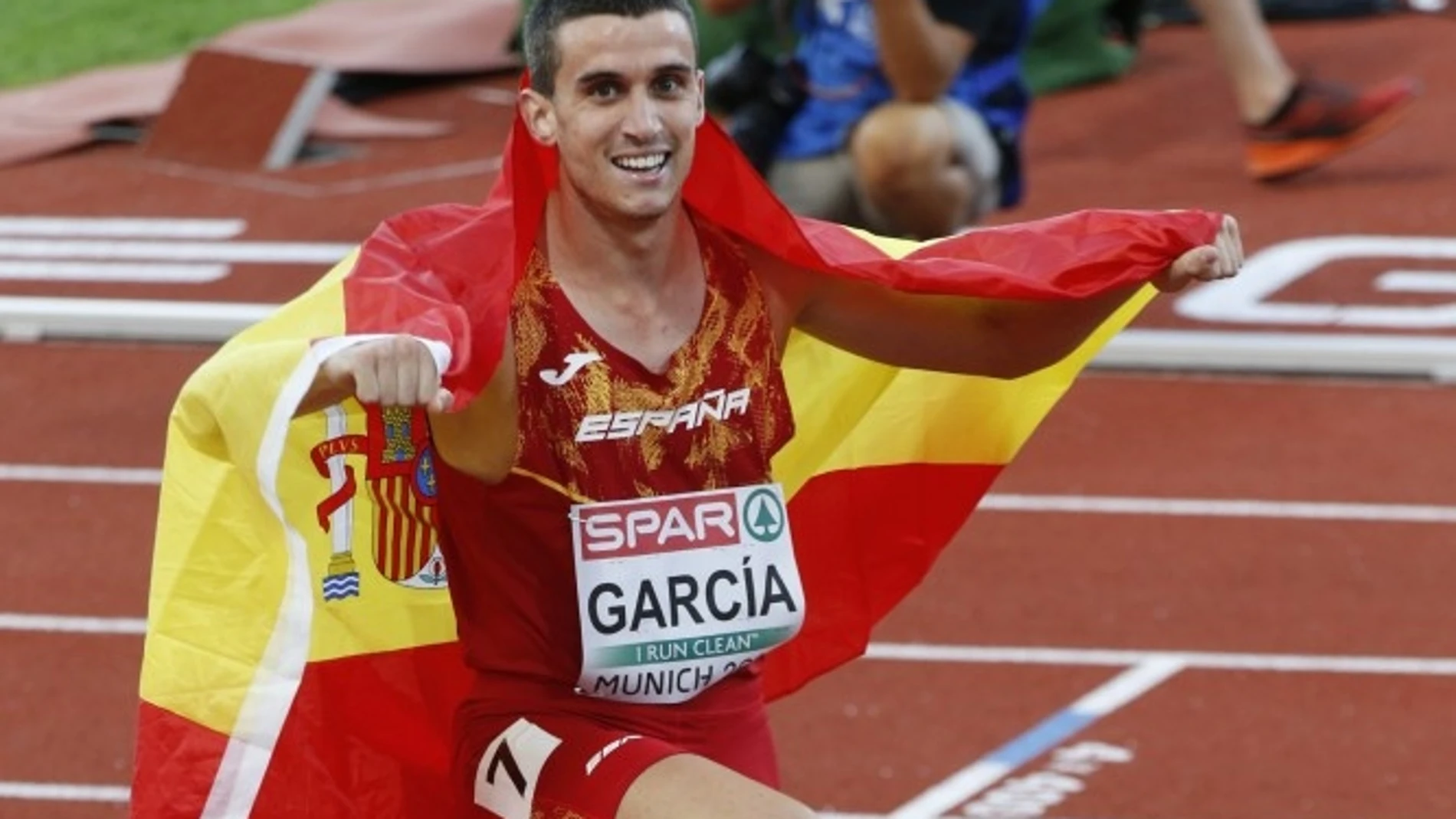 Mariano García hace &#39;La Moto&#39; tras proclamarse campeón de Europa de 800m en los Campeonatos de Europa de Múnich.