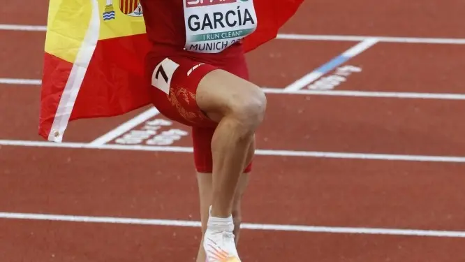 Mariano Garc&iacute;a hace 'La Moto' tras proclamarse campe&oacute;n de Europa de 800m en los Campeonatos de Europa de M&uacute;nich.