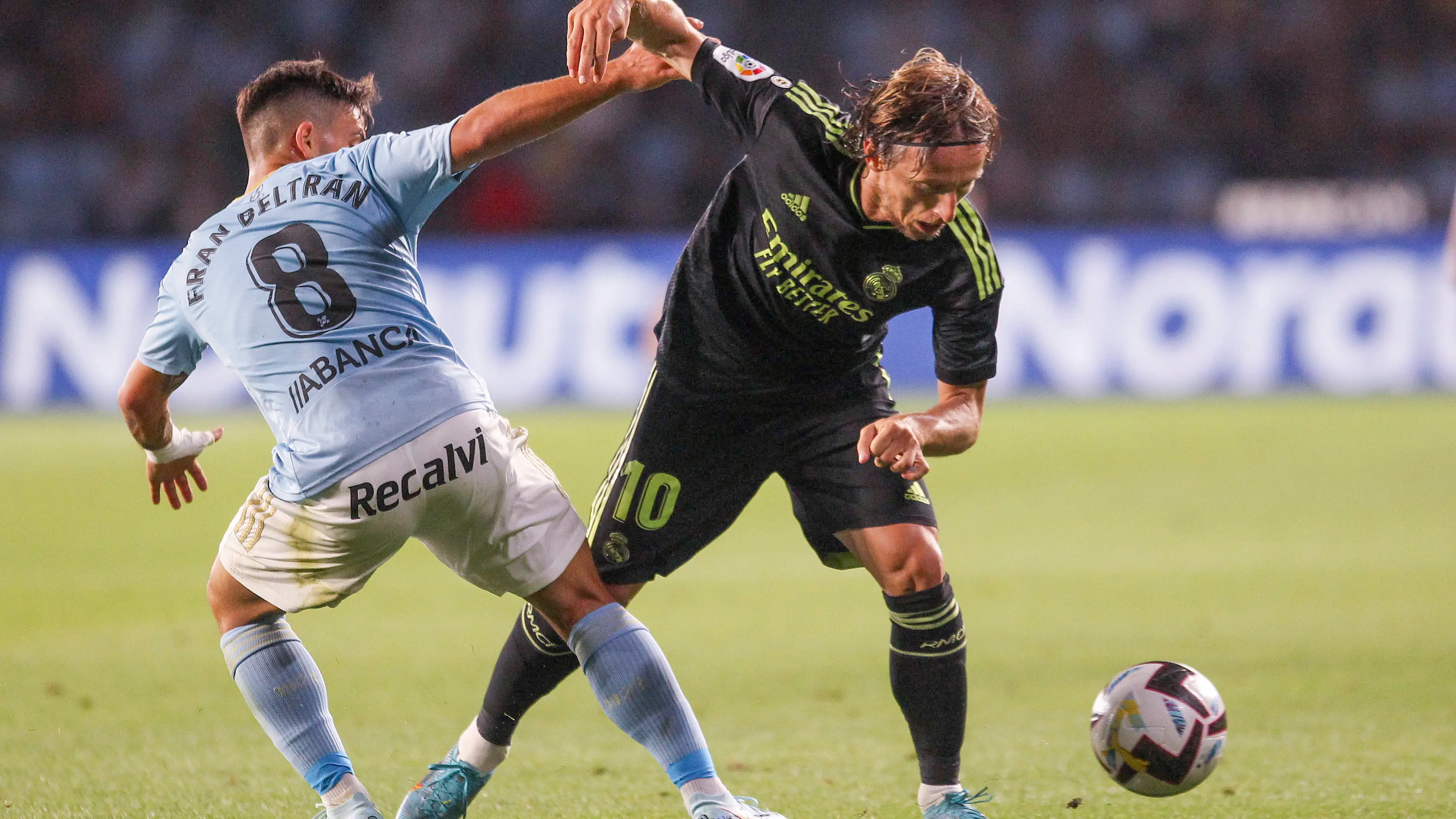 Luka Modric y Fran Beltr&aacute;n durante el Celta-Real Madrid de la 2&ordf; jornada de LaLiga.