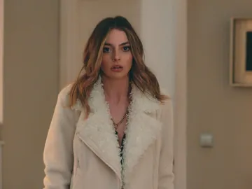 Derin pierde el control al descubrir a Volkan y Asya juntos y… ¡a solas! Derin pierde el control al descubrir a Volkan y Asya juntos y… ¡a solas!