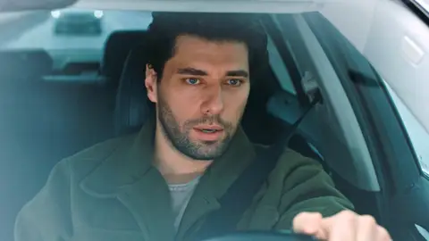 Derin quiere seguir utilizando a Onur para dar celos a Volkan Derin quiere seguir utilizando a Onur para dar celos a Volkan