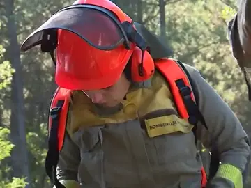 Mujeres luchan contra las llamas para combatir los incendios forestales en España Mujeres luchan contra las llamas para combatir los incendios forestales en España