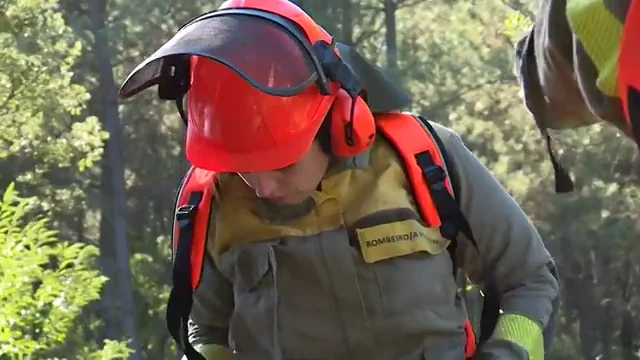 Mujeres luchan contra las llamas para combatir los incendios forestales en Espa&ntilde;a