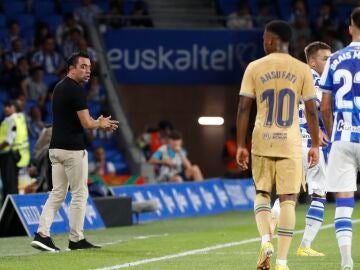Xavi Hernández da instrucciones a sus jugadores durante el partido contra la Real