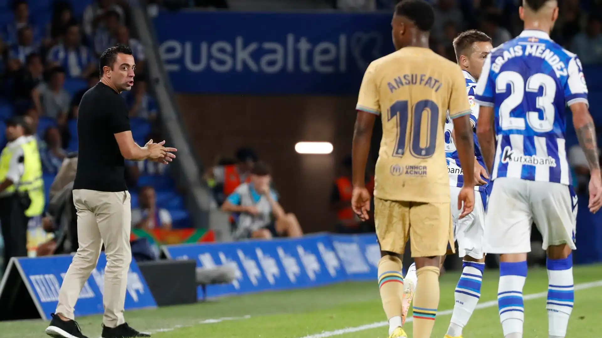 Xavi Hern&aacute;ndez da instrucciones a sus jugadores durante el partido contra la Real