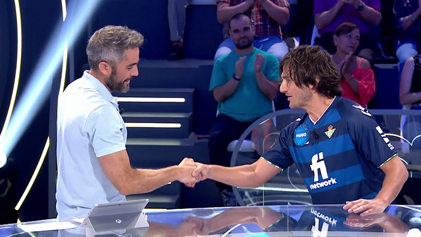 ¿Por qué Hugo Salazar viste la camiseta del Betis en ‘Pasapalabra’? Roberto Leal es el ‘culpable’