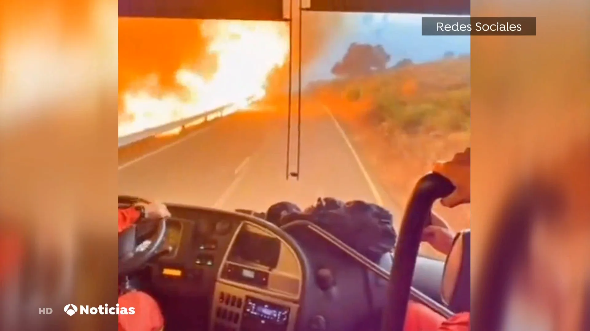 El v&iacute;deo viral de un autob&uacute;s de la UME atravesando las llamas de un incendio