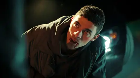 Kadir paga los platos rotos de Ömer a cambio de que Tolga retire la denuncia Kadir paga los platos rotos de Ömer a cambio de que Tolga retire la denuncia