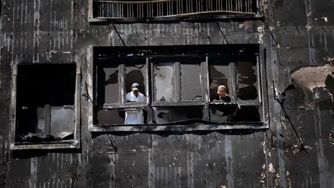 ecinos del pueblo de Bejís comprueban los desperfectos en su vivienda ecinos del pueblo de Bejís comprueban los desperfectos en su vivienda