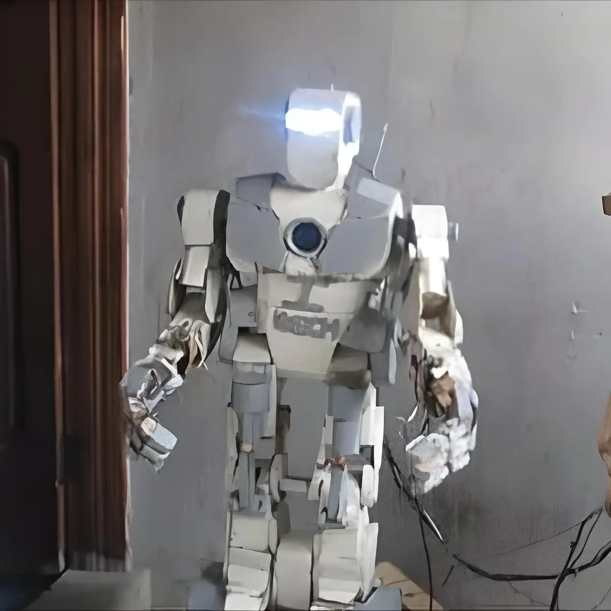 Huerta Guarda la ropa calina Un joven de 17 años asombra al mundo construyendo un robot a partir de  restos de basura