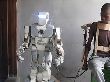 Isah Auwal-Barde y su robot