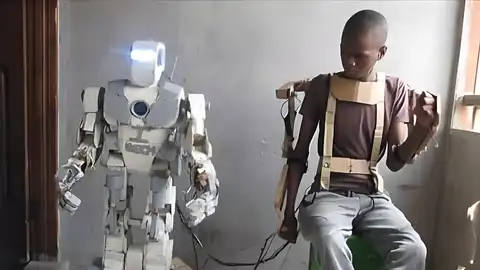 Isah Auwal-Barde y su robot Isah Auwal-Barde y su robot