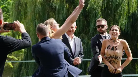 "Embargo al gas, ya" Activistas protestas con pintadas en sus pechos "Embargo al gas, ya" Activistas protestas con pintadas en sus pechos