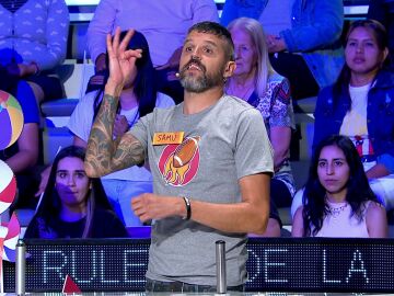 El gui&ntilde;o de Manu al lenguaje de signos: as&iacute; ha resuelto el panel en &lsquo;La ruleta de la suerte&rsquo;