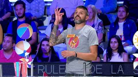 El guiño de Manu al lenguaje de signos: así ha resuelto el panel en ‘La ruleta de la suerte’ El guiño de Manu al lenguaje de signos: así ha resuelto el panel en ‘La ruleta de la suerte’