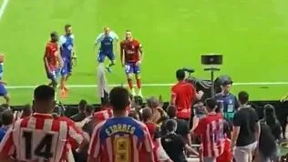 Mario Hermoso durante la trifulca con el Fondo Sur del Metropolitano