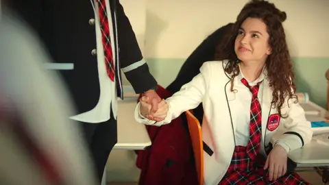 Nueva pareja en el colegio Ataman: ¡Doruk y Asiye están juntos! Nueva pareja en el colegio Ataman: ¡Doruk y Asiye están juntos!