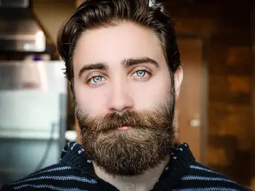 Un hombre con barba Un hombre con barba