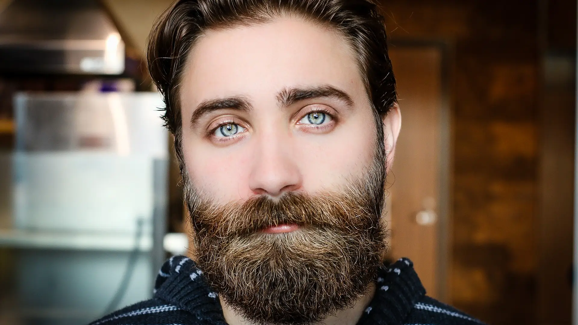 Un hombre con barba