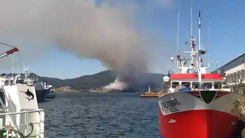 El incendio se ve desde cualquier parte de la Ría de Vigo. El incendio se ve desde cualquier parte de la Ría de Vigo.