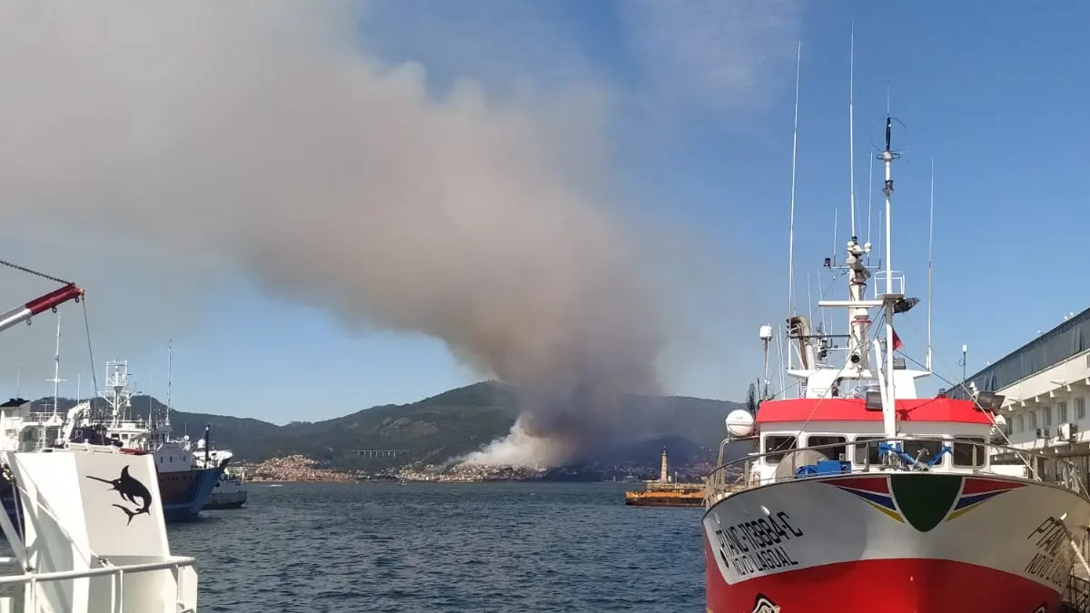 El incendio se ve desde cualquier parte de la R&iacute;a de Vigo.