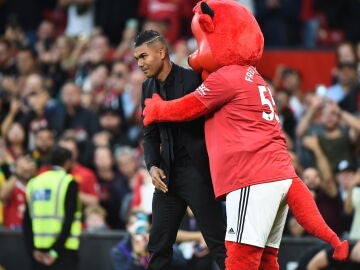 Casemiro, recibido por la mascota del Manchester United durante el partido frente al Liverpool en Old Trafford.